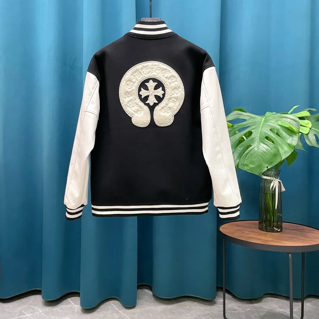 🅿️410 CH➡️Cro Xin 2024ss runway style baseball jacket. I ordered the original model and it took a month to finally ship. I love it so much. The upper body is really cool. A Douyin blogger said that this year's new jacket will become a future trend. If you look through street photos, you will find that celebrities regard it as a collectible jacket, a must-have item for men and women who want light luxury for commuting. Developing the highest version on the entire network, it took 1 month to customize and the cost was extremely high. The German imported flat-machine made custom-woven wool jacquard threads, using the first layer of imported lambskin. The pleated texture is unparalleled. It is hand-cut and meticulously crafted. The stitching position is very technical. Whether the whole garment is good or not depends on this position. Top-notch workmanship and details can stand the test. A full set of customized accessories, the letters are clear and perfectly restored without any difference. High-end atmosphere and full grade! The entire dress is exclusively customized with heavy craftsmanship. The towel patch embroidery is perfectly combined with craft embroidery and precise stitching! Absolute craftsmanship quality!